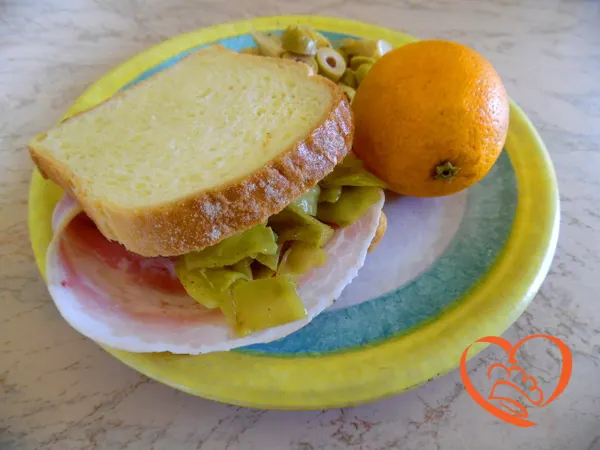 Panino con porchetta e cavolo cappuccio
