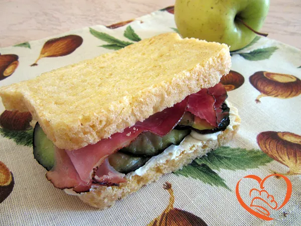Panino con speck, melanzane grigliate e formaggio spalmabile