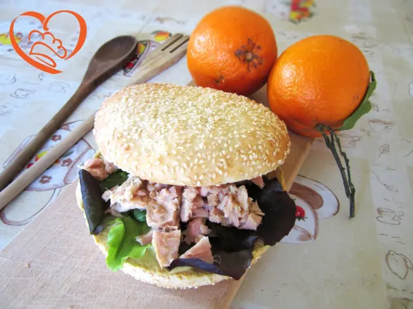 Panino con tonno,insalata e senape