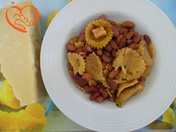 Pasta e fagioli con pancetta e croste di parmigiano