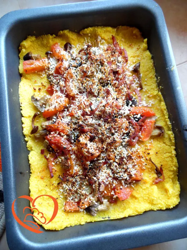 Pasticcio di polenta con funghi, speck e pomodori