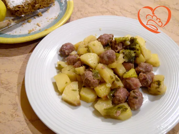 Patate con salsiccia e cipollotti
