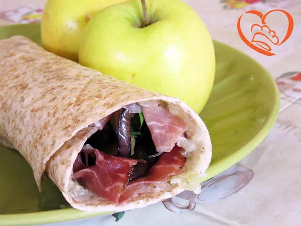 Piada arrotolata integrale con speck, melanzane e crema di zucchine