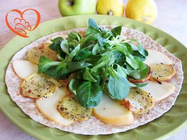 Piada di kamut con patate, scamorza e insalata