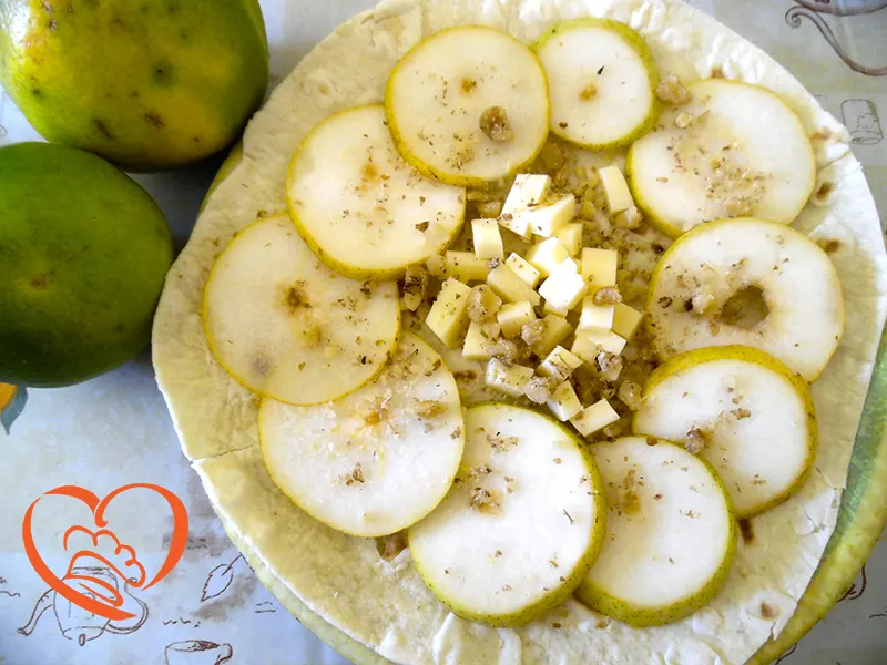 Piada con pere, taleggio e noci