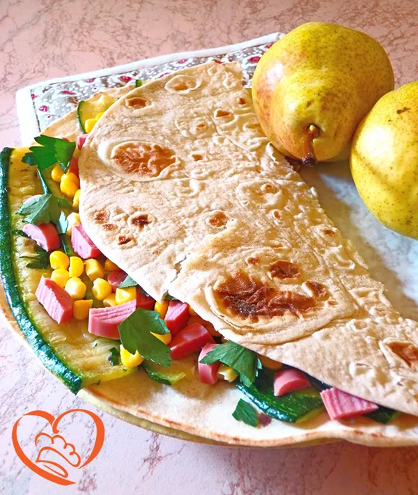 Piadina con wurstel, mais e zucchine grigliate