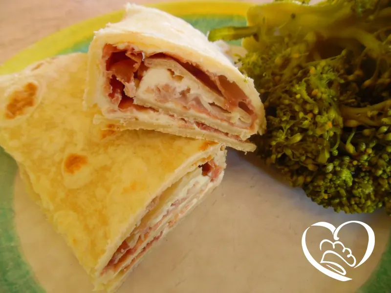 Piadina arrotolata con crudo e Philadelphia