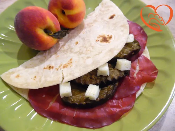 Piadina con bresaola di cavallo, melanzane e asiago