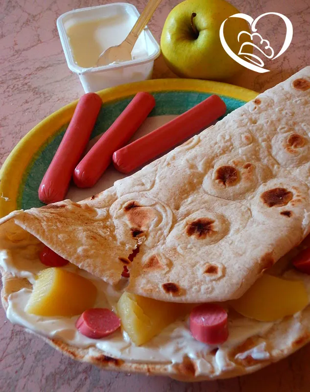 Piadina con crescenza, patate e wurstel
