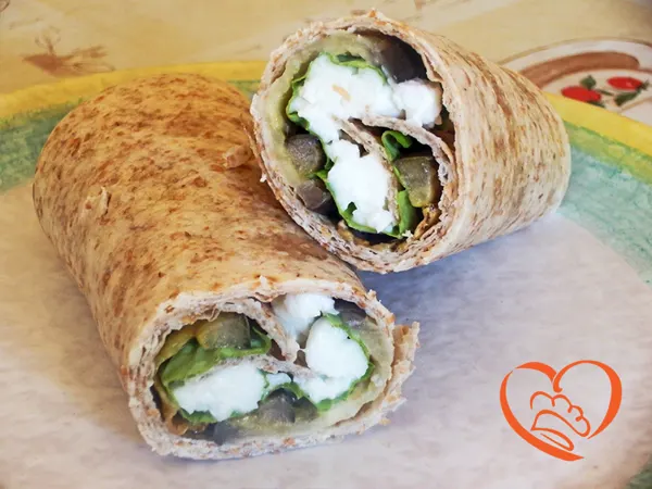 Piadina di farro con melanzane, mozzarella e basilico