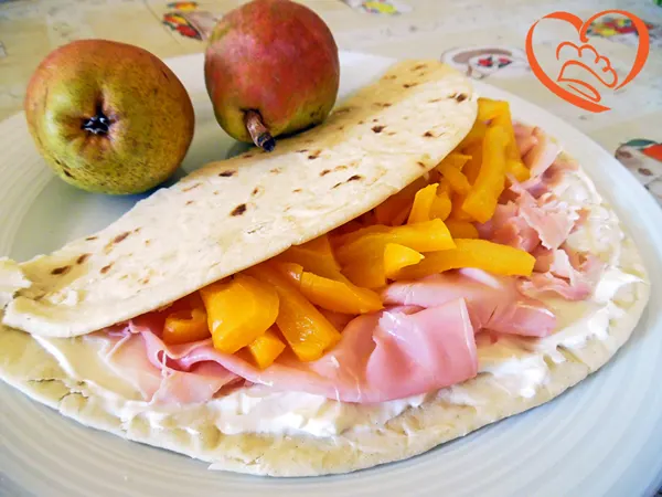 Piadina con prosciutto cotto, peperoni e formaggio