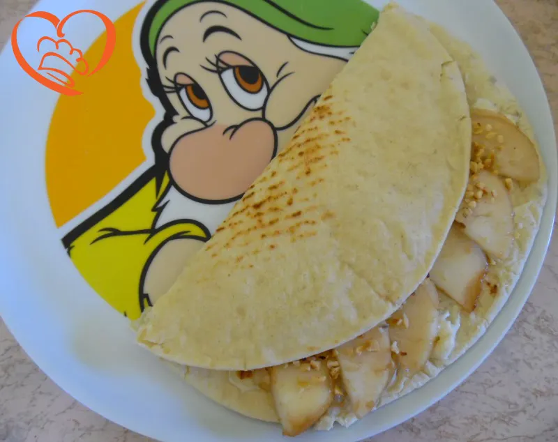 Piada con pere, gorgonzola e nocciole