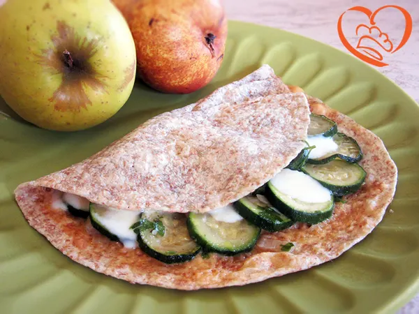 Piadina integrale con zucchine, formaggio e crema di salmone