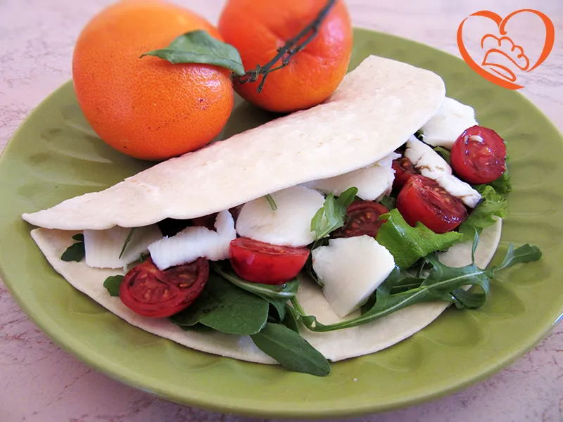 Piadina  con mozzarella ,pomodoro ed insalata