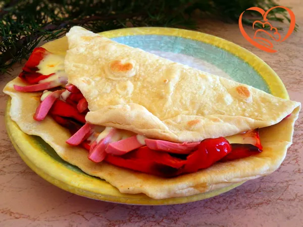 Piadina con peperoni, wurstel e formaggio