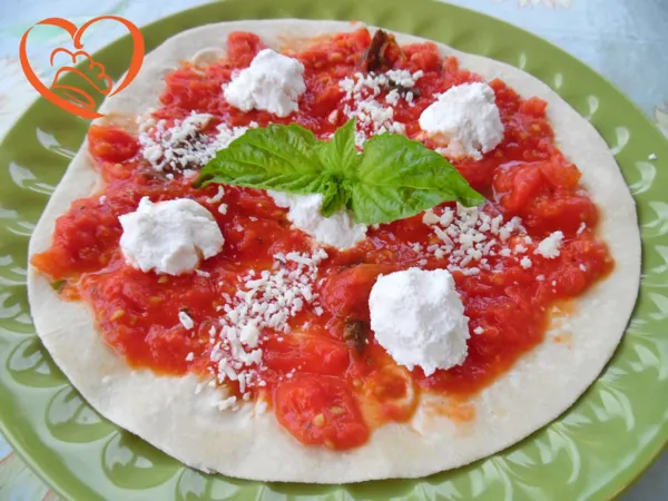Piadina al sugo di pomodoro, ricotta e parmigiano