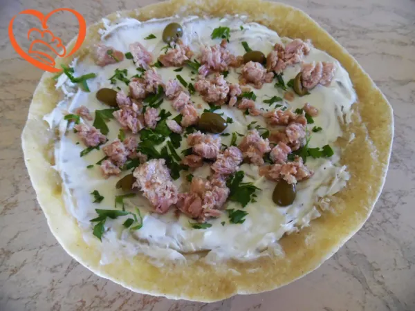 Piada con tonno e olive