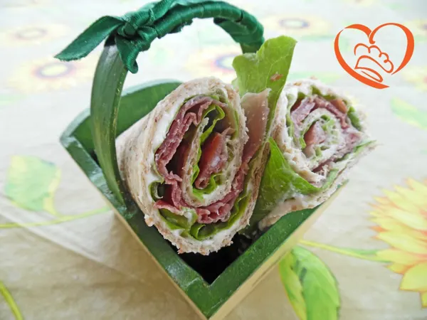 Piadina di farro con prosciutto crudo, certosa e lattuga