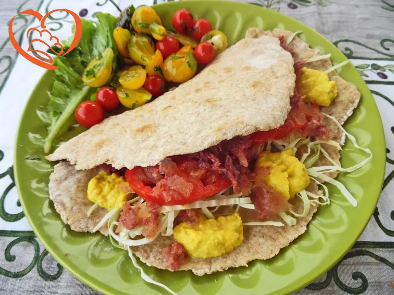 Piadina integrale con simmenthal, pomodori e cavolo cappuccio