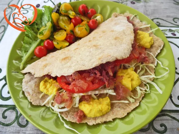 Piadina integrale con simmenthal, pomodori e cavolo cappuccio