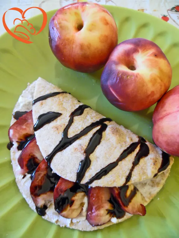 Piadina integrale con stracchino, pesche e glassa di aceto balsamico