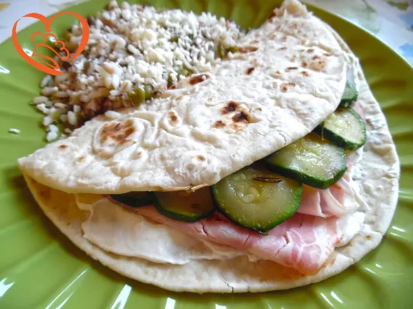 Piadina con zucchine, formaggio spalmabile e prosciutto cotto
