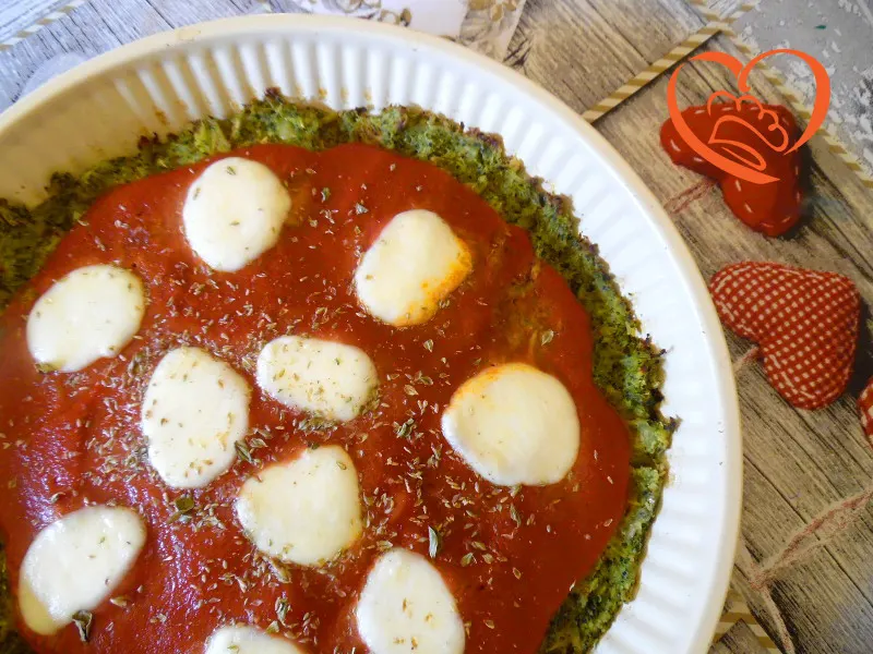 Pizza di broccoli con pomodoro e mozzarella