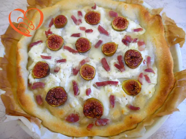 Pizza con burrata,pancetta e fichi