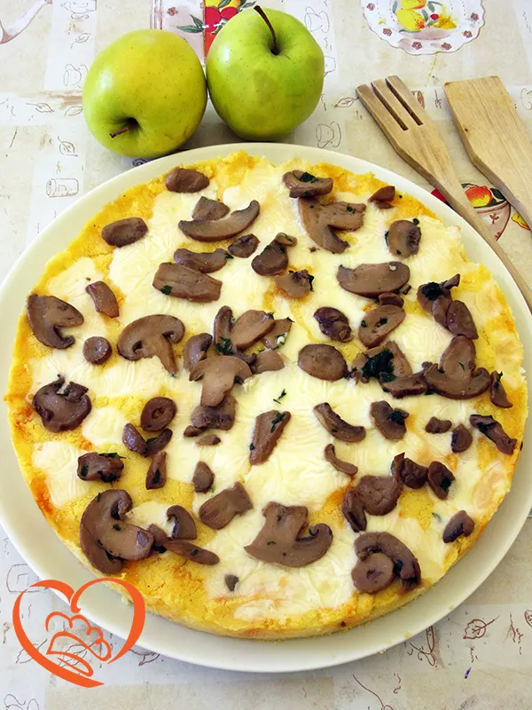 Pizza di polenta e funghi