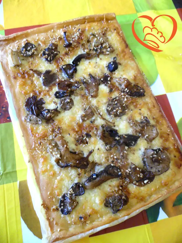 Pizza con funghi, nocciole e Parmigiano