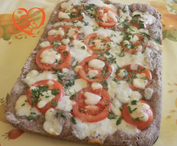 Pizza al grano saraceno con pomodori e prezzemolo
