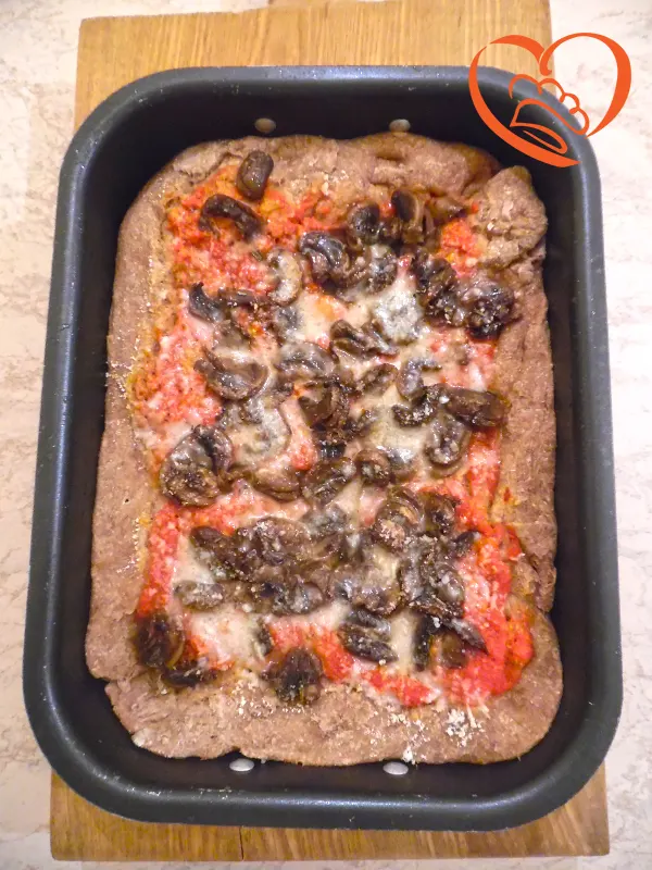 Pizza integrale con funghi freschi