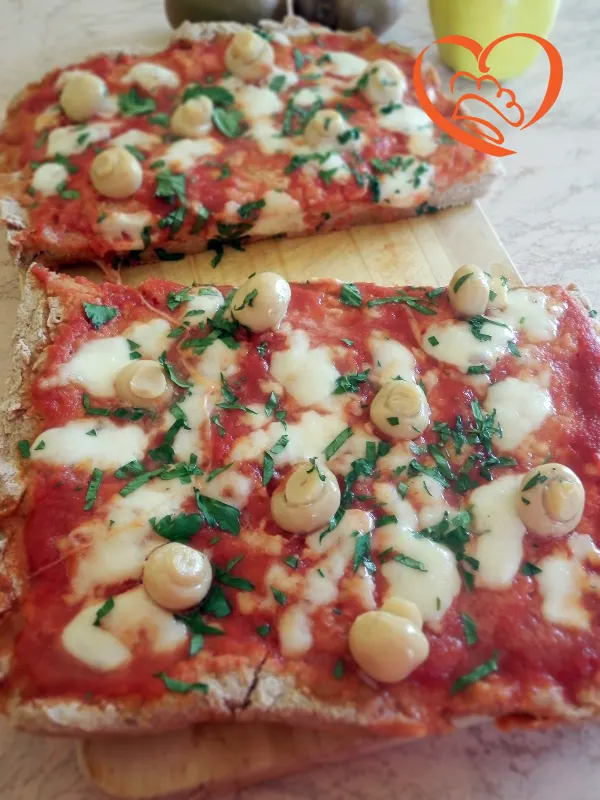 Pizza mozzarella e funghetti