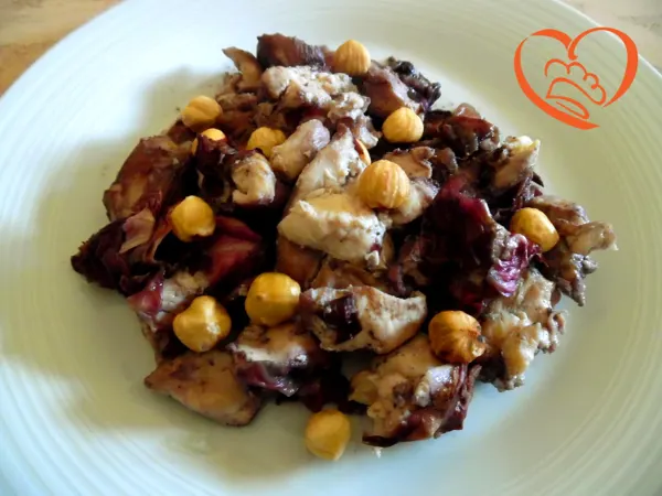 Pollo con radicchio e nocciole