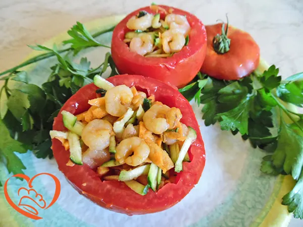 Pomodori ripieni di gamberetti e verdure crude