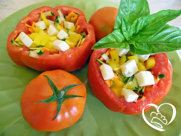 Pomodori ripieni di formaggio e verdure crude