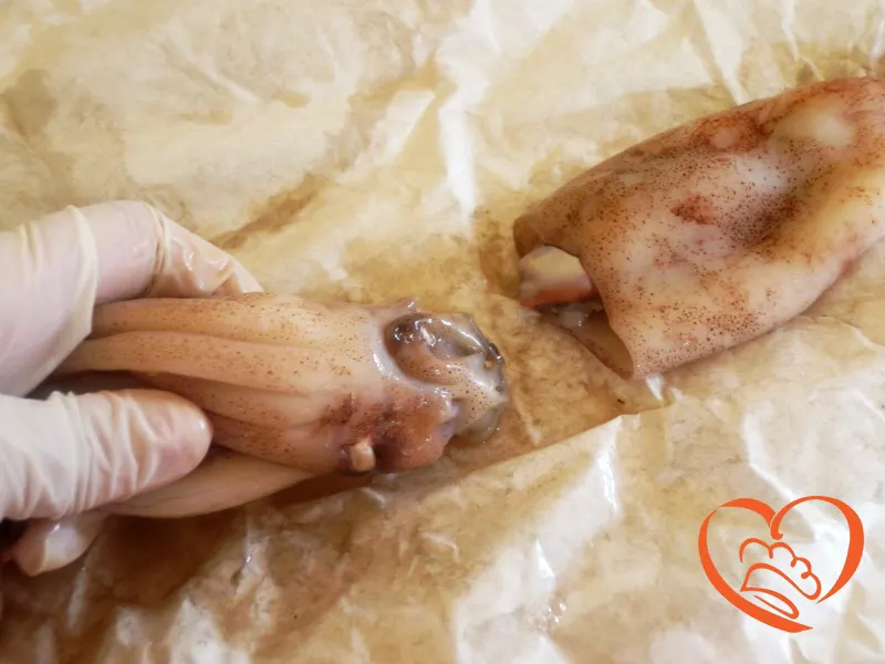 PULIZIA_CALAMARI_TOTANI_SEPPIE_2_.JPG