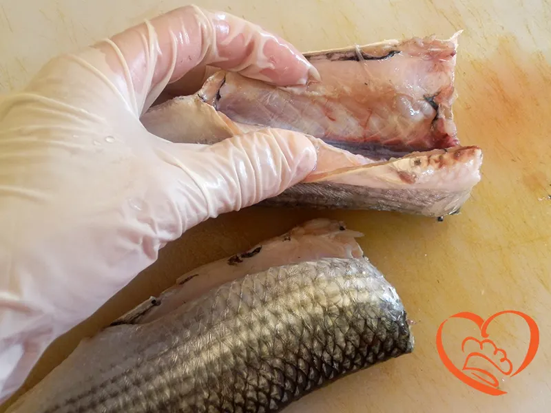 PULIZIA_SFILETTATURA_PESCE_LUNGO_6_.JPG