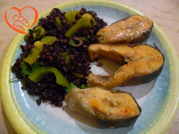 Trota salmonata con riso venere ai peperoni e olive