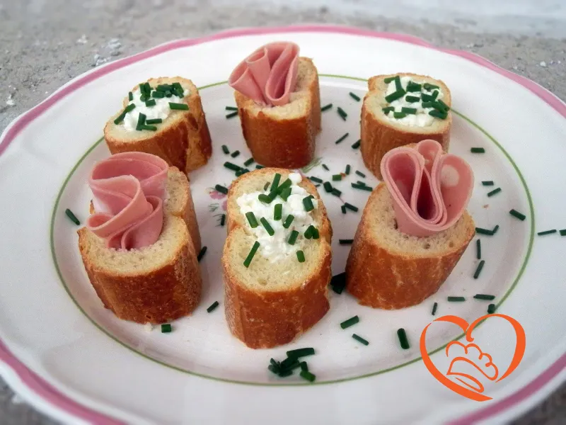 Rotolini di baguette farciti