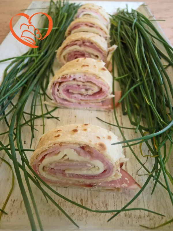 Rotolini di piadina con porchetta e formaggio