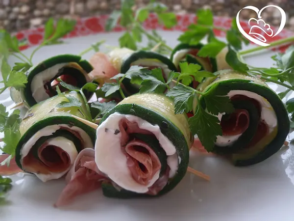 Rotolini di zucchine, philadelphia e crudo