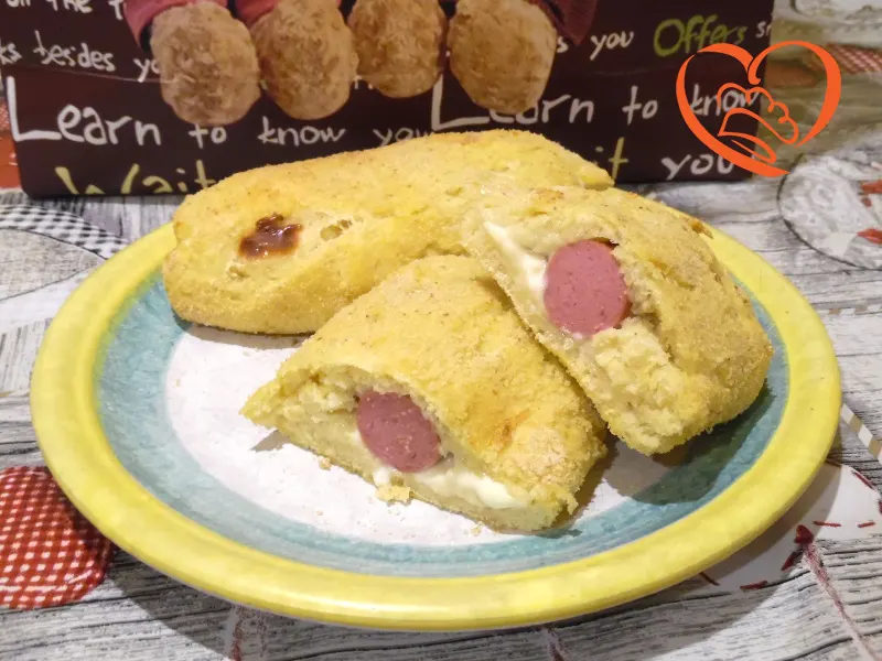 Rotoli di patate ripieni di wurstel e formaggio