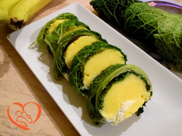 Rotolo di polenta con formaggio, avvolto nella verza