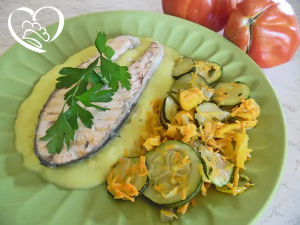 Salmone su salsa di pomodorini con contorno estivo