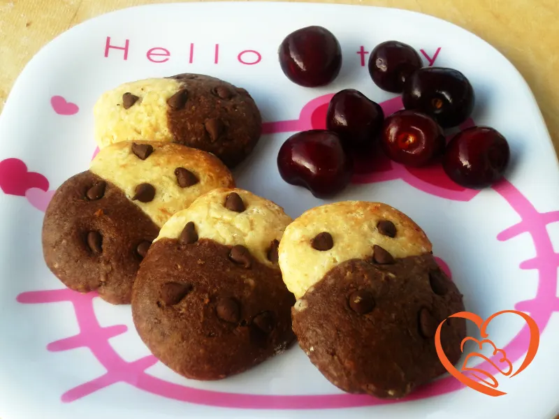 Simil cookies bicolor con gocce di cioccolato