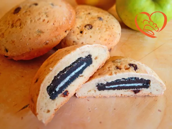 Simil cookies con gocce di cioccolato ripieni di Oreo