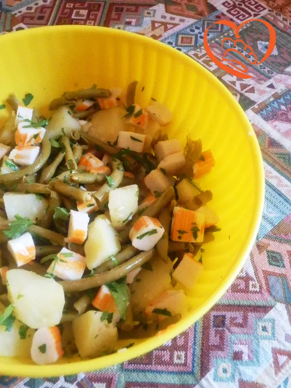 Insalata di surimi, fagiolini e patate