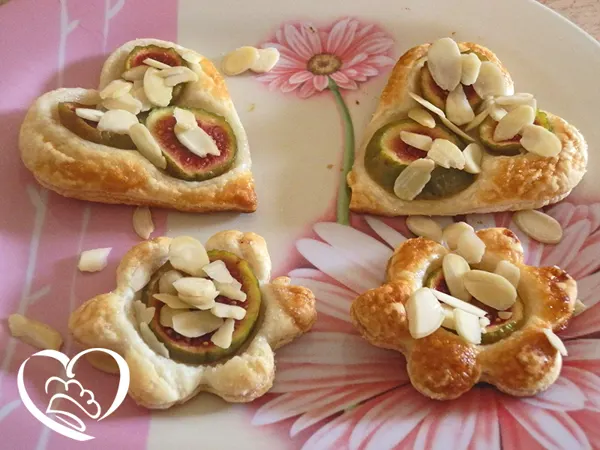 Tartellette di sfoglia con fichi e mandorle