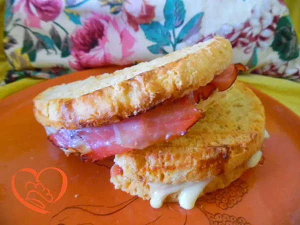 Toast di panettone con prosciutto crudo e formaggio